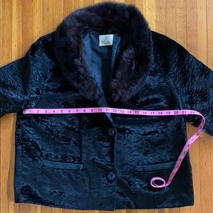 A throwback, fur collar, cropped black jacket❣️